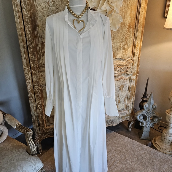 Elegant White Pleated-Front Maxi Dress with Long Sleeves - Picture 10 of 13